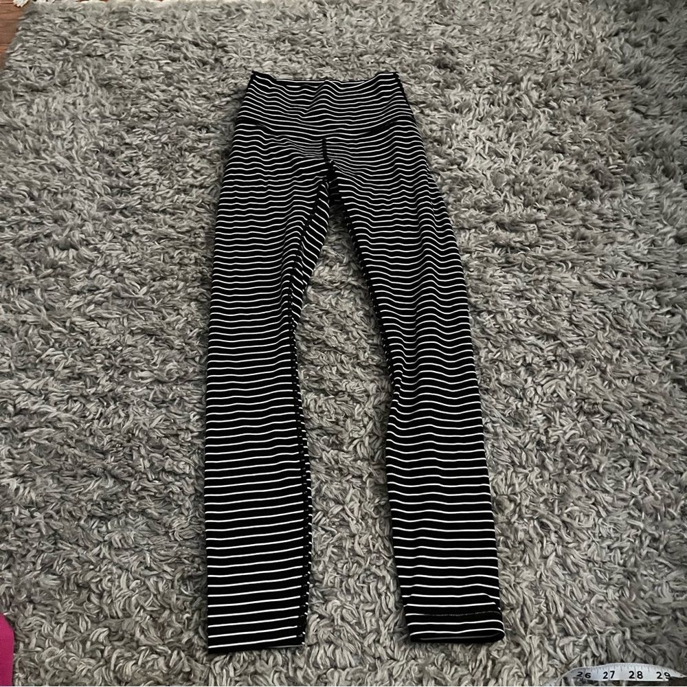 Lululemon black and white stripe wunder under 25” size 2